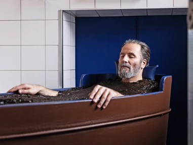 Wanderhotel: Für eine perfekte Regeneration. Ein Bad in unserem einzigartigen Bergkiefern-Hochmoor. - moor&mehr Bio-Kurhotel