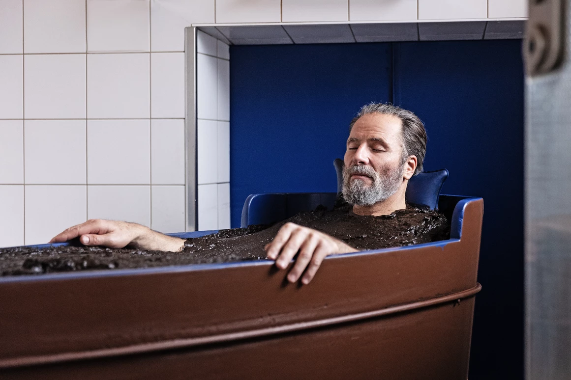 Wanderhotel: Für eine perfekte Regeneration. Ein Bad in unserem einzigartigen Bergkiefern-Hochmoor. - moor&mehr Bio-Kurhotel