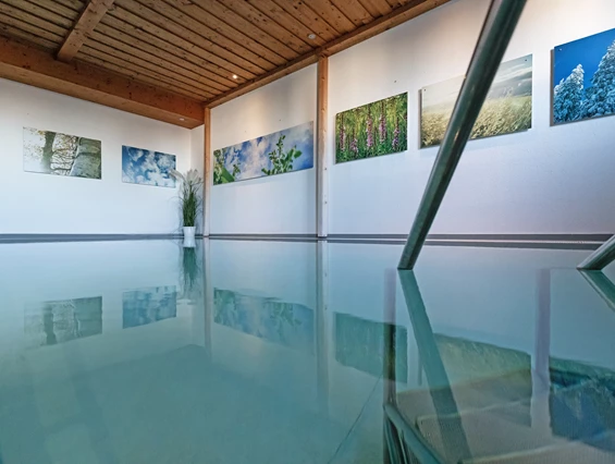 Wanderhotel: Abends noch ein paar Bahnen ziehen? Kein Problem. Unser gemütliches Schwimmbad ist von 07:00 bis 22:00 Uhr geöffnet. - moor&mehr Bio-Kurhotel
