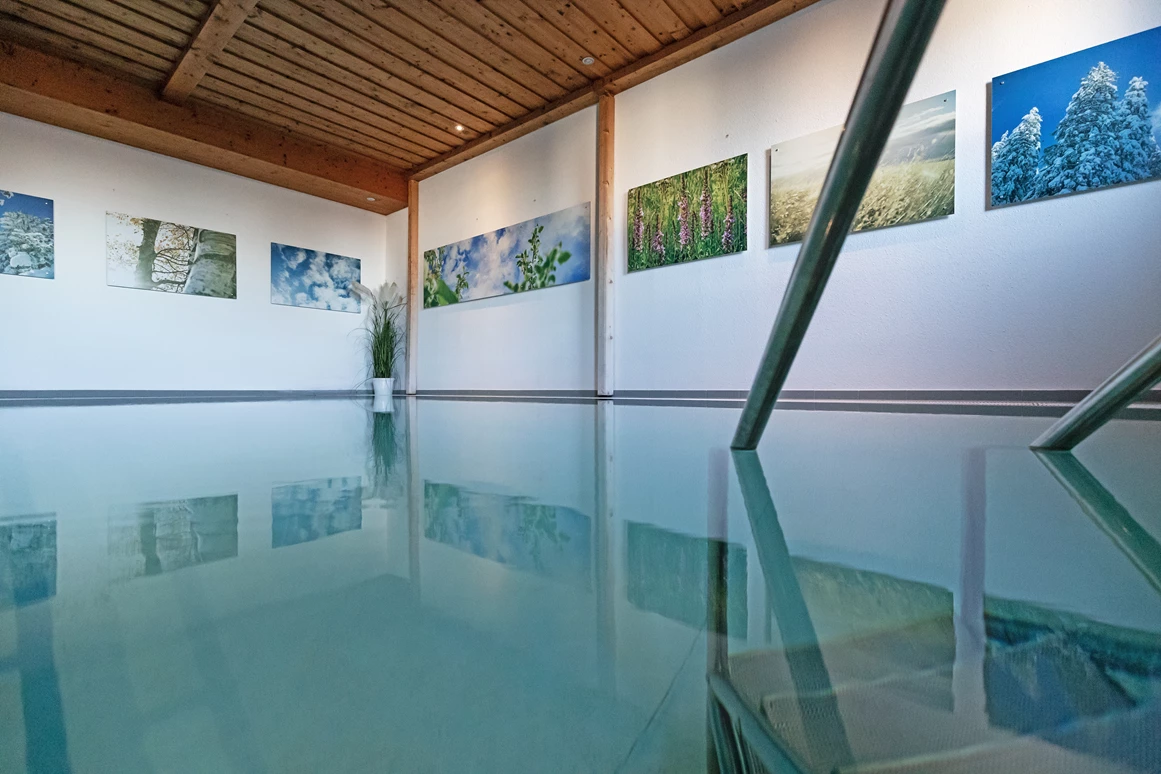 Wanderhotel: Abends noch ein paar Bahnen ziehen? Kein Problem. Unser gemütliches Schwimmbad ist von 07:00 bis 22:00 Uhr geöffnet. - moor&mehr Bio-Kurhotel