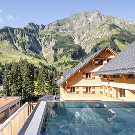 Wanderhotel: Pool auf der Dachterrasse im Berghaus Schröcken - Berghaus Schröcken
