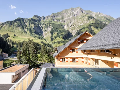 Wanderurlaub - Fahrstuhl - Pool auf der Dachterrasse im Berghaus Schröcken - Berghaus Schröcken