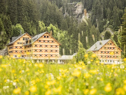 Wanderurlaub - Fahrstuhl - Außenansicht der Häuser 1 -3 vom Berghaus Schröcken - Berghaus Schröcken
