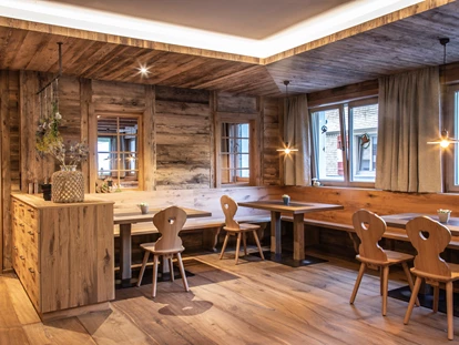 Wanderurlaub - Fahrstuhl - Restaurantbereich im Berghaus Schröcken - Berghaus Schröcken