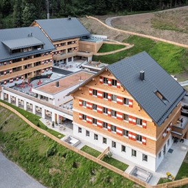 Wanderhotel: Berghaus Areal von oben - Berghaus Schröcken
