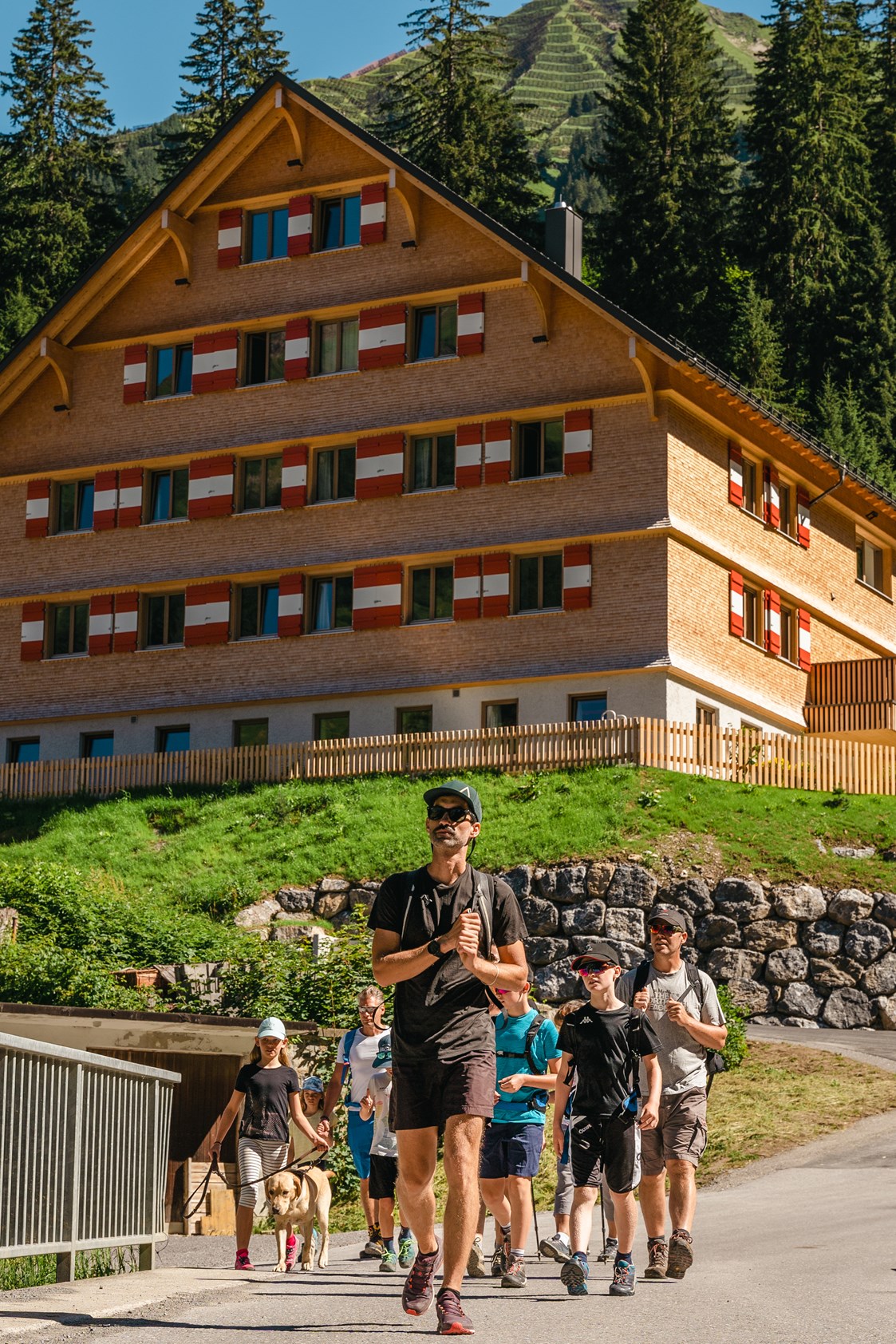 Wanderhotel: Familienwanderung mit hauseigenem Wanderguide am Berghaus Schröcken - Berghaus Schröcken