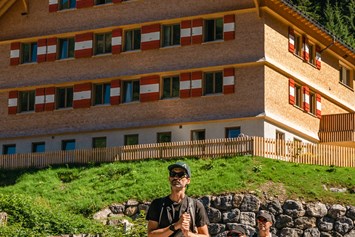 Wanderhotel: Familienwanderung mit hauseigenem Wanderguide am Berghaus Schröcken - Berghaus Schröcken