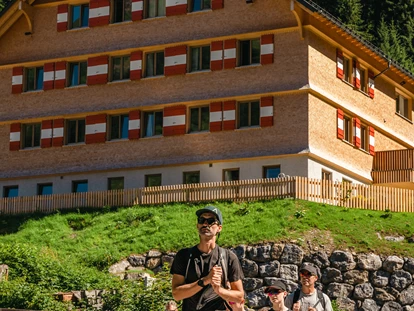 Wanderurlaub - Fahrstuhl - Familienwanderung mit hauseigenem Wanderguide am Berghaus Schröcken - Berghaus Schröcken