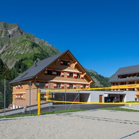 Wanderhotel: Beachvolleyballplatz am Berghaus Schröcken - Berghaus Schröcken