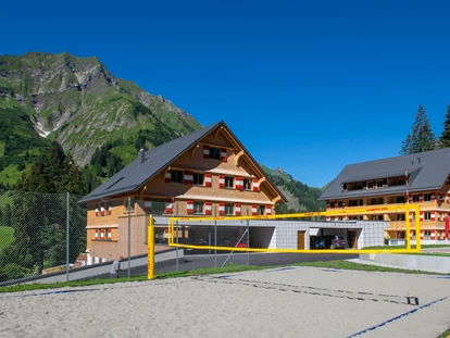 Wanderurlaub - Fahrstuhl - Beachvolleyballplatz am Berghaus Schröcken - Berghaus Schröcken