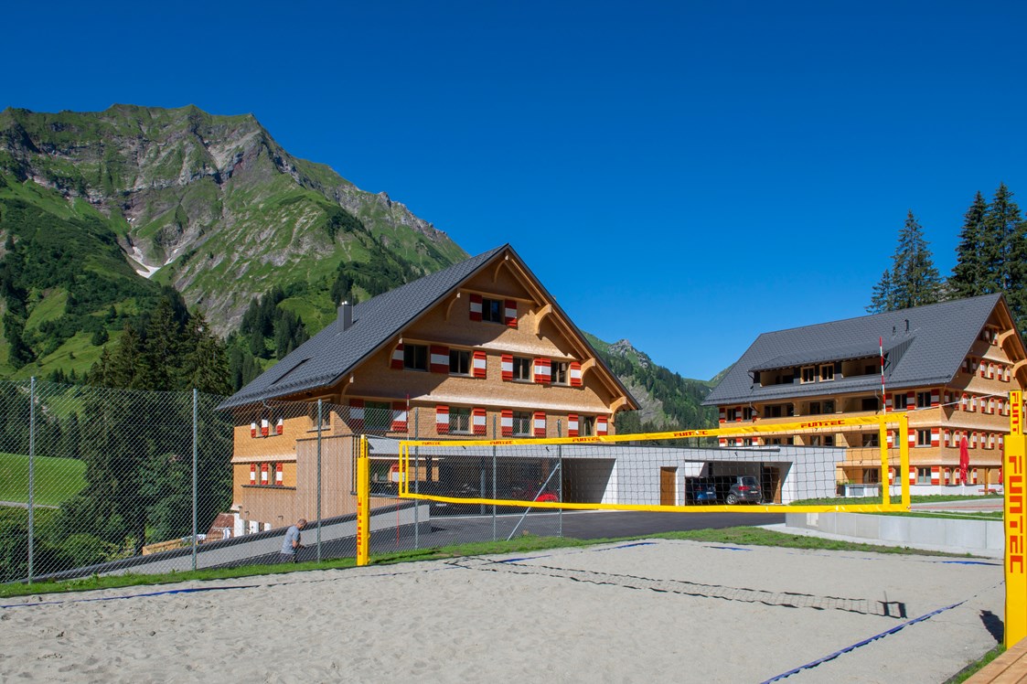 Wanderhotel: Beachvolleyballplatz am Berghaus Schröcken - Berghaus Schröcken