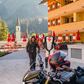 Wanderhotel: Motorradfahrer sind am Berghaus Schröcken herzlich Willkommen - Berghaus Schröcken