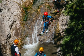 Wanderhotel: Die Berghaus Jugend beim Canyoning mit dem Holzschopf in Schröcken - Berghaus Schröcken