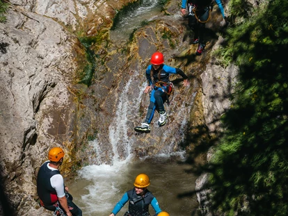 Wanderurlaub - Fahrstuhl - Die Berghaus Jugend beim Canyoning mit dem Holzschopf in Schröcken - Berghaus Schröcken