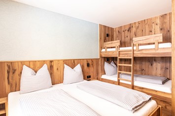 Wanderhotel: Schlafzimmer im Apartment im Berghaus Schröcken - Berghaus Schröcken