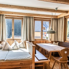 Wanderhotel: Wohn- und Essbereich im Apartment im Berghaus Schröcken - Berghaus Schröcken