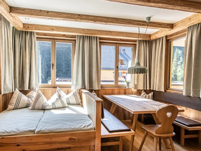 Wanderurlaub - Fahrstuhl - Wohn- und Essbereich im Apartment im Berghaus Schröcken - Berghaus Schröcken