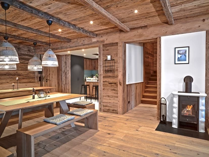 Wanderurlaub - Fahrstuhl - Essbereich im Chalet Arlberg im Berghaus Schröcken - Berghaus Schröcken