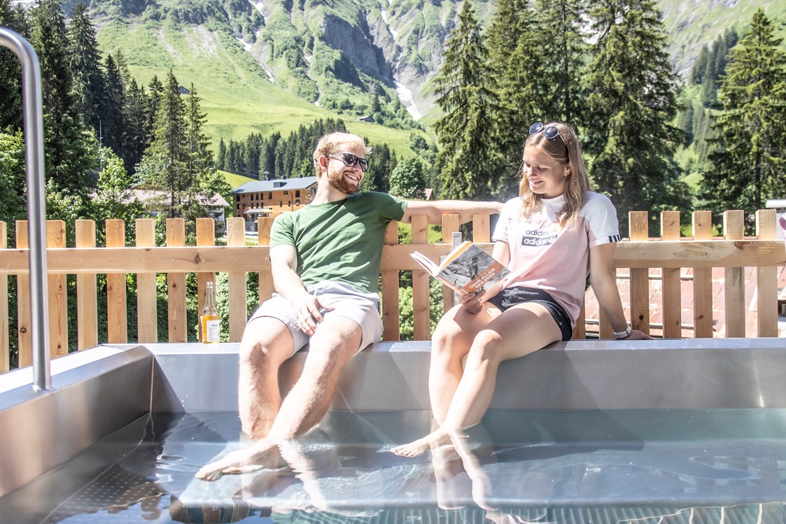 Wanderhotel: Warmpool auf der Terrasse vom Chalet Arlberg im Berghaus Schröcken - Berghaus Schröcken