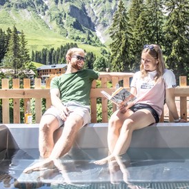 Wanderhotel: Warmpool auf der Terrasse vom Chalet Arlberg im Berghaus Schröcken - Berghaus Schröcken