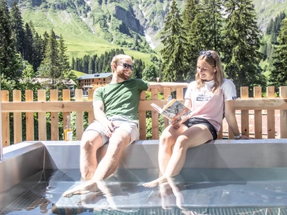 Wanderurlaub - Fahrstuhl - Warmpool auf der Terrasse vom Chalet Arlberg im Berghaus Schröcken - Berghaus Schröcken