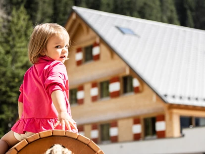 Wanderurlaub - Fahrstuhl - Wasserspielplatz am Berghaus Schröcken - Berghaus Schröcken