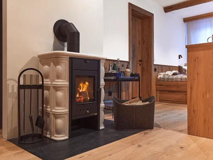 Wanderurlaub - Fahrstuhl - Kamin im Wohnbereich im großen Apartment Auszeit im Berghaus Schröcken - Berghaus Schröcken