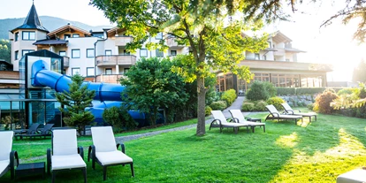Wanderurlaub - Pools: Schwimmteich - großzügige Gartenanlage  - Dolomiten Residenz****s Sporthotel Sillian
