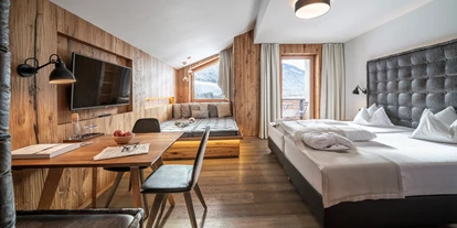 Wanderurlaub - Pools: Schwimmteich - Wohnbeispiel Familienzimmer Landleben - Dolomiten Residenz****s Sporthotel Sillian