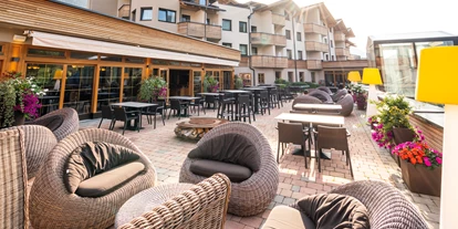 Wanderurlaub - Pools: Schwimmteich - Hotelterrasse - Dolomiten Residenz****s Sporthotel Sillian