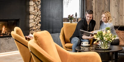 Wanderurlaub - Hotel-Schwerpunkt: Wandern & Biken - Tirol - gemütlicher Tagesausklang an der Kaminbar in der Lobby - Alpin ART & SPA Hotel Naudererhof
