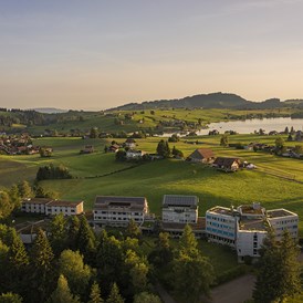 Wanderhotel: Sicht auf das Hotel Allegro, inmitten der Natur beim Sihlsee - Hotel Allegro Einsiedeln