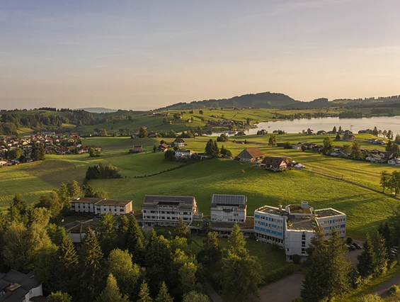 Wanderhotel: Sicht auf das Hotel Allegro, inmitten der Natur beim Sihlsee - Hotel Allegro Einsiedeln