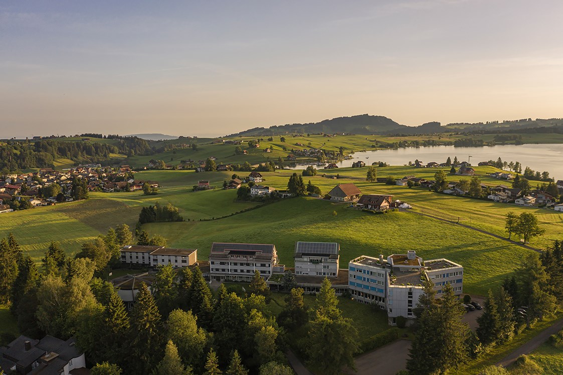 Wanderhotel: Sicht auf das Hotel Allegro, inmitten der Natur beim Sihlsee - Hotel Allegro Einsiedeln