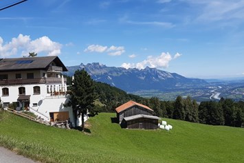Wanderhotel: Gemsli mit Blick gegen Bodensee - Aparthotel Berggasthaus Gemsli