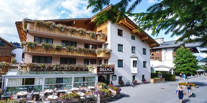 Wanderurlaub - Klassifizierung: 3 Sterne - Tirol - Hotel Diana in Seefeld in Tirol
In einem Ambiente voller Herzlichkeit und natürlicher Gastfreundschaft lassen wir neue Freundschaften erblühen. Denn als Gastgeber aus Leidenschaft kennen wir vom Hotel Diana in Seefeld all unsere Gäste beim Namen, schätzen jede Begegnung und jedes Gespräch. Genießen Sie bei uns das charmante Tirol, eine wunderschöne Natur und vor allem die atemberaubende Bergwelt rund um die Olympiaregion Seefeld.
Tauchen Sie ein in unsere Welt, schnuppern Sie frische Bergluft und erleben Sie einen unvergesslichen Urlaub in Seefeld an einem wunderschönen, idyllischen und ruhigen Fleck. - Hotel Diana