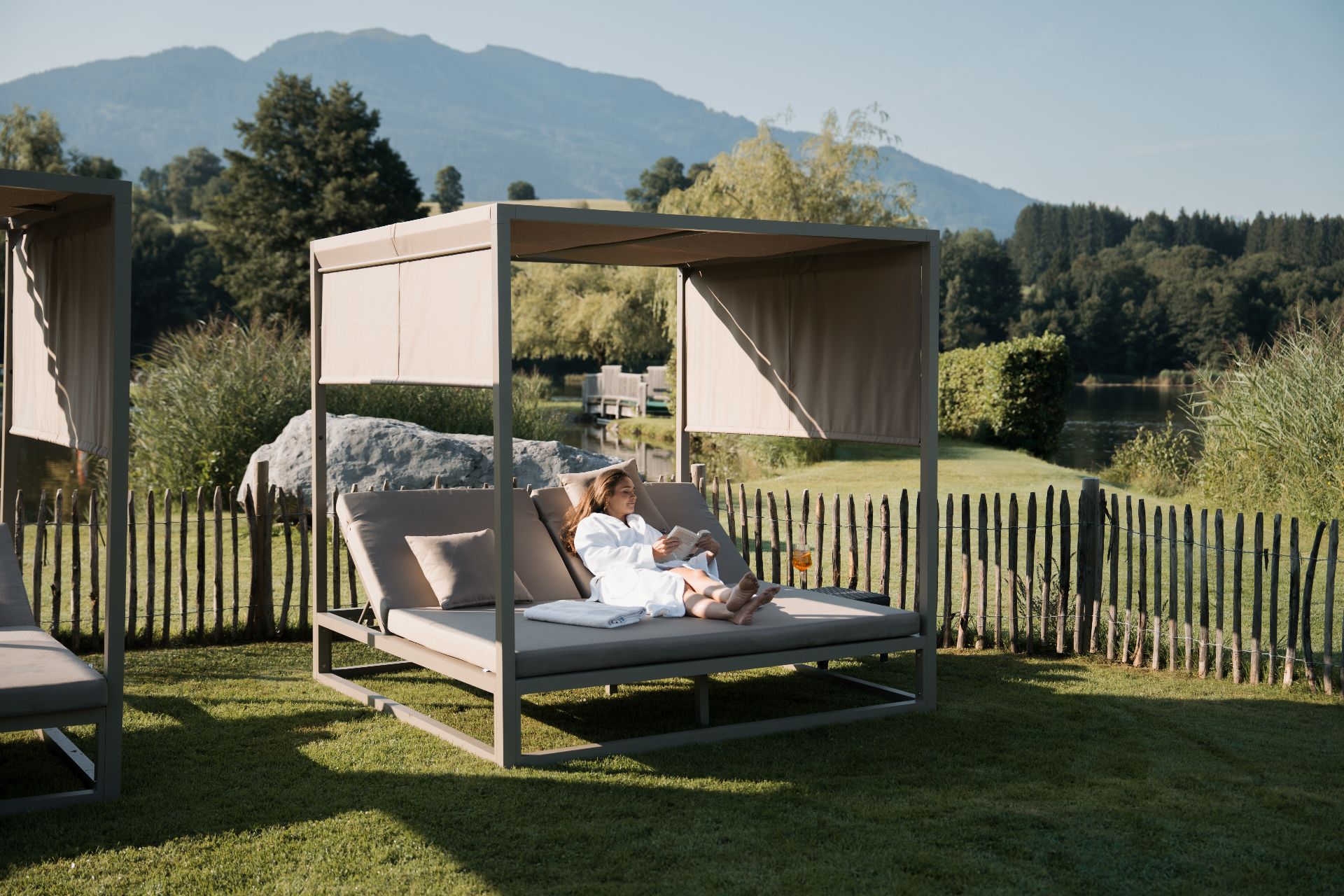 Wanderurlaub - vegetarisches Essen - Österreich - Outdoor-Lounge im Spa am See - Ritzenhof – Hotel und Spa am See