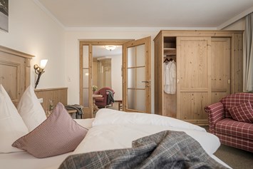 Wanderhotel: Hotel Lenz - Suite mit Wohn- und Schlafbereich sowie großem Bad und Balkon - Hotel Lenz