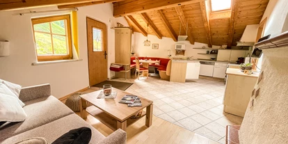 Wanderurlaub - Hotel-Schwerpunkt: Wandern & Biken - Tirol - Ferienwohnung Tenn -Küche mit Esszimmer - Wohnbereich  - Ferienwohnung Tenn