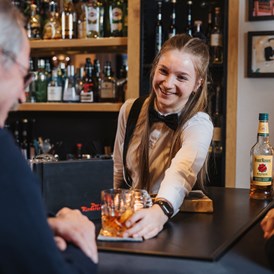 Wanderhotel: Cocktail trinken Hotelbar - Hotel Der Rindererhof
