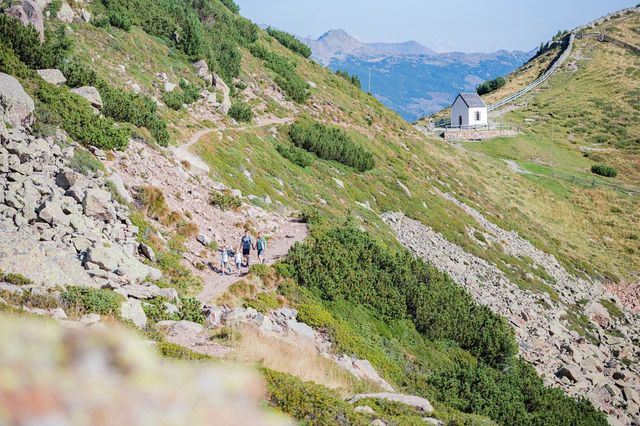 Panorama Hotel Flora Almen Für genüssliche Wanderstunden: Totensee und Totenkirchl auf der Villanderer Alm