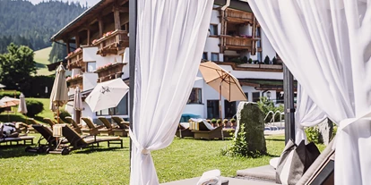 Wanderurlaub - Hotel-Schwerpunkt: Wandern & Biken - Tirol - Außenpool-Bereich - Sporthotel Ellmau