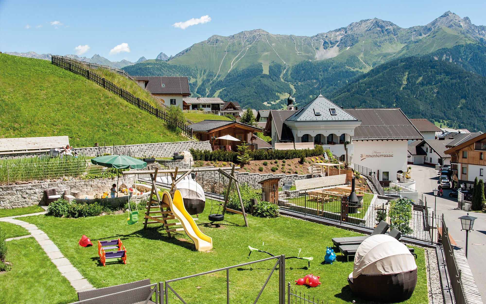 Wanderurlaub - Schwierigkeit Wanderungen: Rot - Tirol - Außenansicht Cores Spieplatz - Hotel Cores