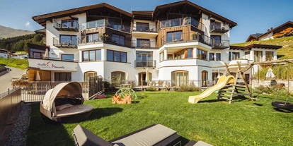 Wanderurlaub - Pools: Schwimmteich - Außenansicht Hotel Cores - Hotel Cores