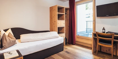 Wanderurlaub - Pools: Schwimmteich - Hotel Cores Zirbenzimmer - Hotel Cores