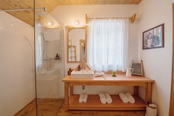 Wanderhotel: Badezimmer im Ferienhaus Gössl - Narzissendorf Zloam