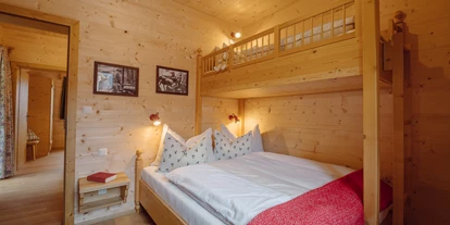 Wanderurlaub - Sonnenterrasse - Bad Aussee - Doppelbett mit Hochbett im Ferienhaus Salzkammergut Plus - Narzissendorf Zloam