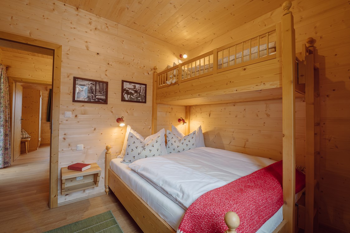 Wanderhotel: Doppelbett mit Hochbett im Ferienhaus Salzkammergut Plus - Narzissendorf Zloam