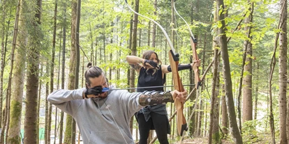 Wanderurlaub - Sonnenterrasse - Bad Aussee - Bogenschießen am Parcour im Narzissendorf Zloam - Narzissendorf Zloam