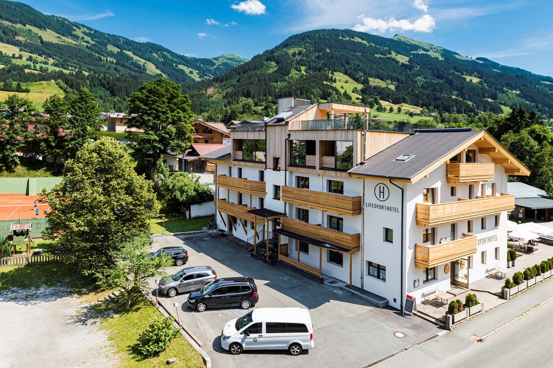 Wanderhotel: Außenansicht Lifesporthotel Hechenmoos - im Herzen der Kitzbühler Alpen - Lifesporthotel Hechenmoos